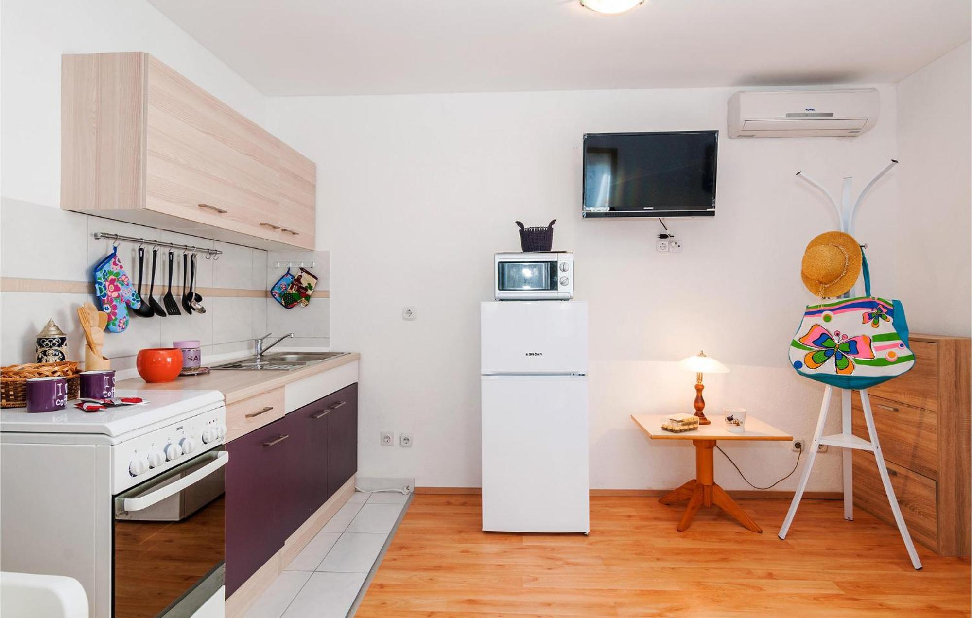 Nice Apartment In Vinjerac With Kitchen Exterior photo